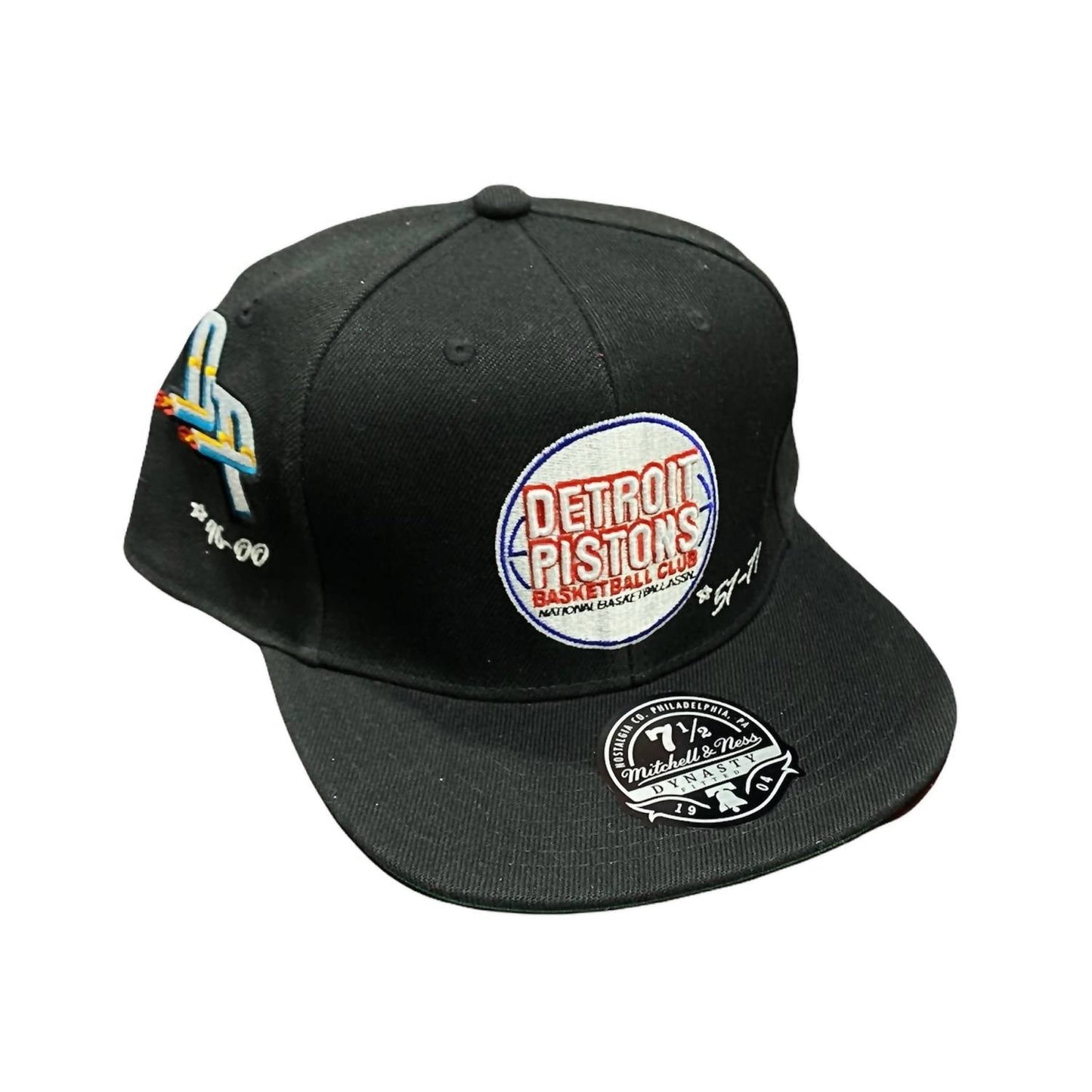 Mitchell & Ness - पुरुषों के NBA टाइमलाइन फिटेड HWC डेट्रॉइट पिस्टन हैट