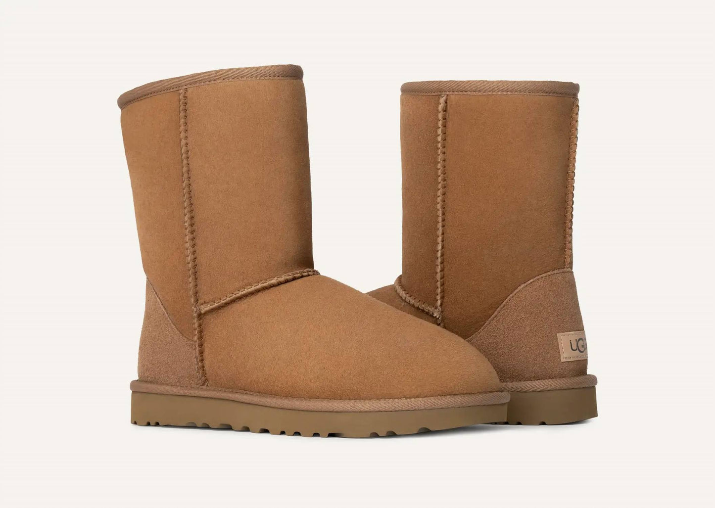 Ugg - महिलाओं के क्लासिक शॉर्ट बूटियाँ
