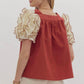 एंट्रो - सफेद रफल वाला ईंट रंग का ब्लाउज