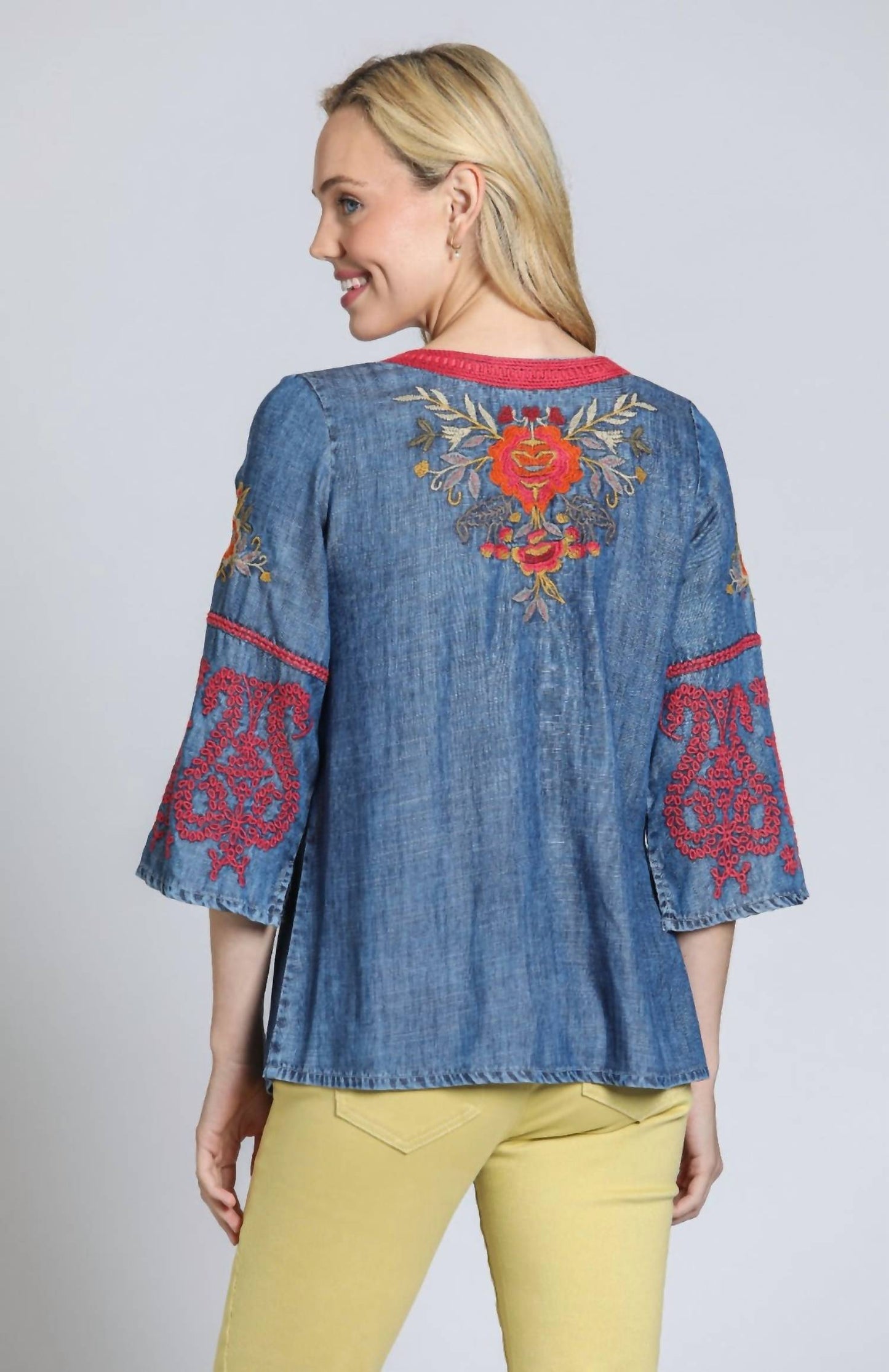 Apny - Floral Embroidered Top