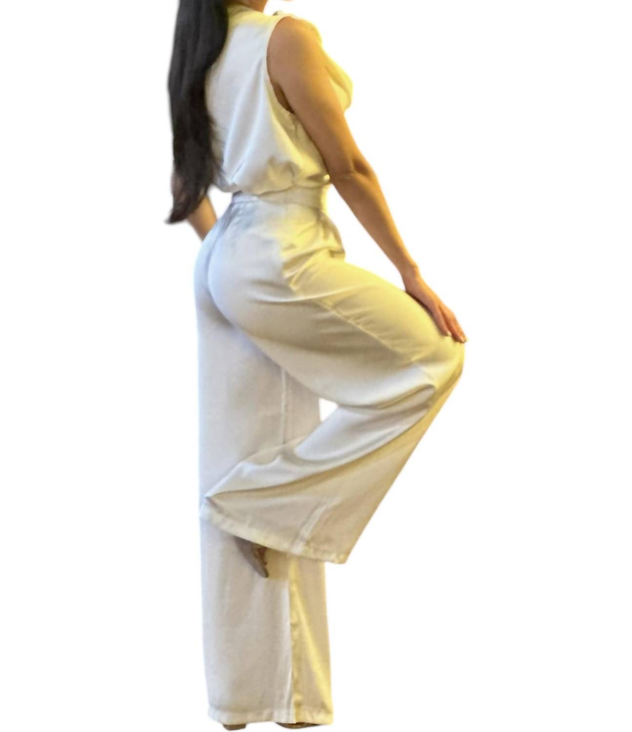 ए.सी.जी. लॉस एंजेलिस - साटन वाइड लेग पैंट्स और काउल नेक और फ्लावर स्लीवलेस टॉप