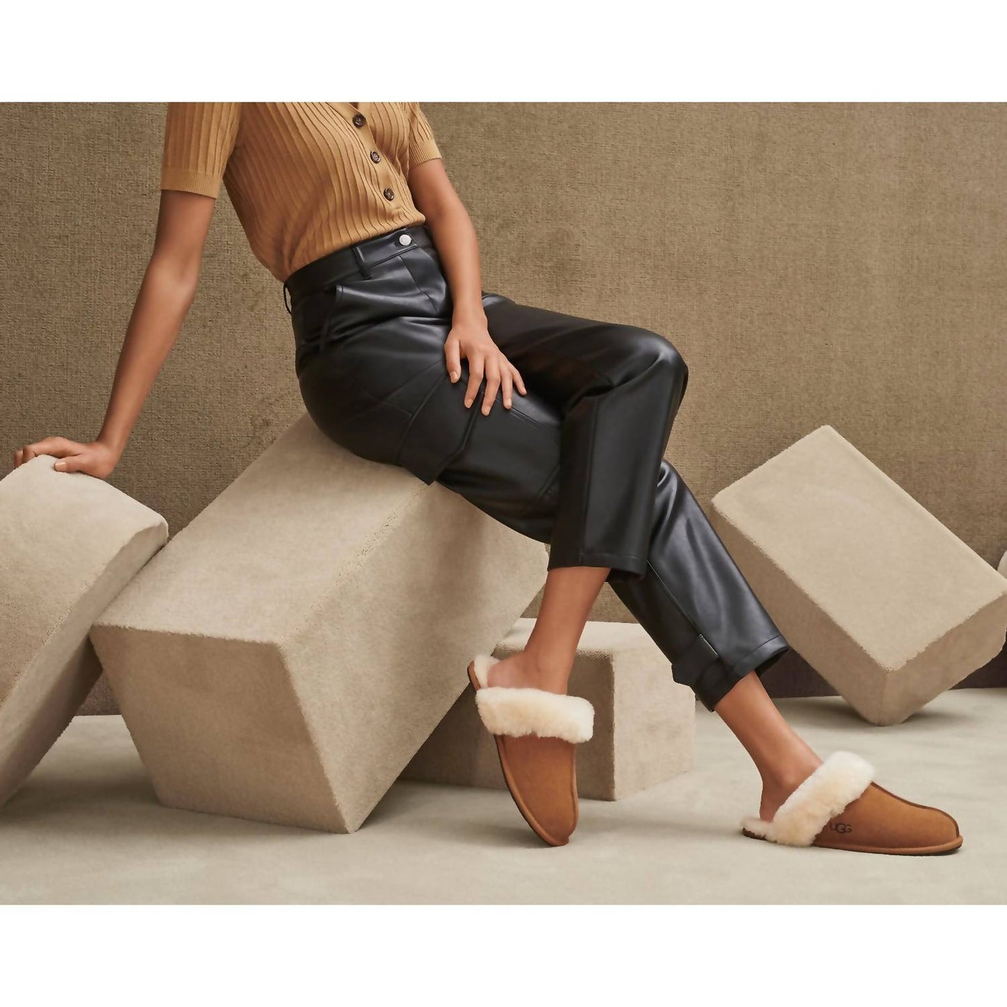 Ugg - महिलाओं की स्कफेट II साबर स्लीपर