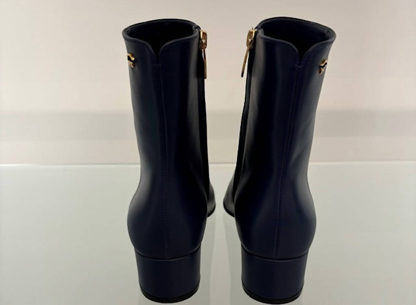 Gianvito Rossi - महिलाओं के लिए लायल नुकीले पंजे वाले बूट