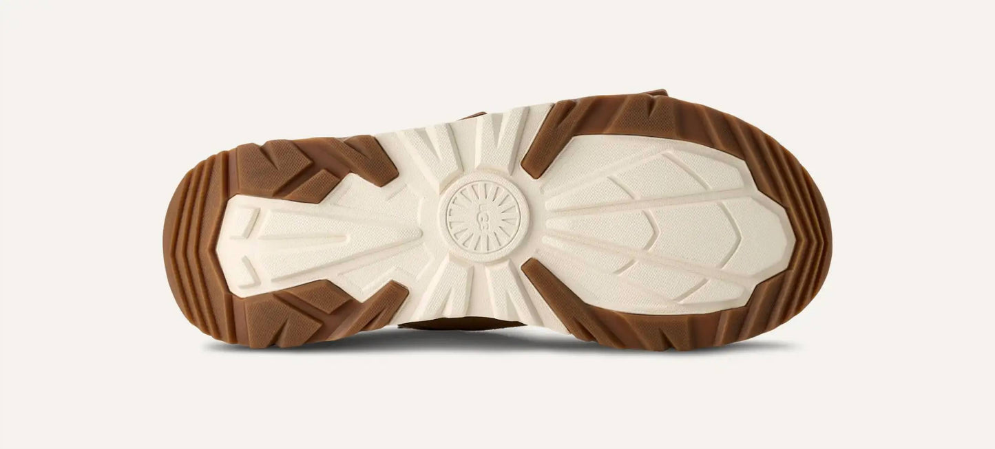 Ugg - महिलाओं के लिए कैपिटल स्ट्रैप स्लाइड सैंडल