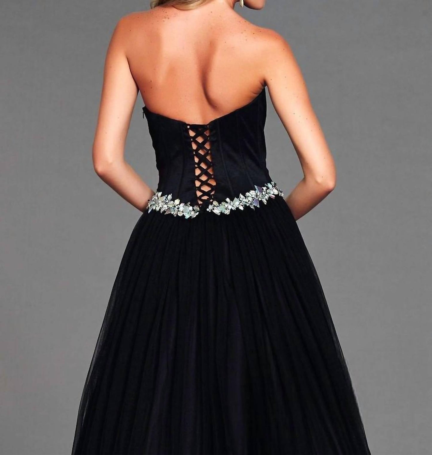 मैक डग्गल - लेस अप बैक गाउन