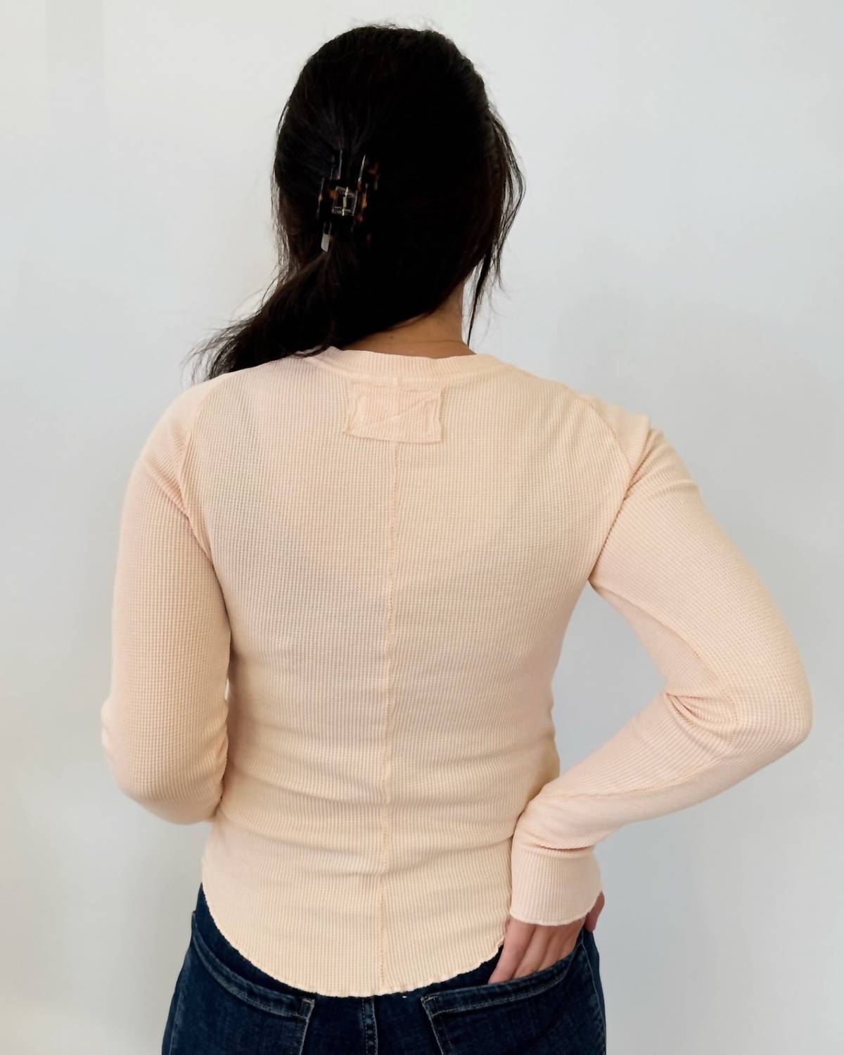 Free People - अमेलिया लॉन्ग स्लीव टी