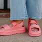 Ugg - महिलाओं के गोल्डनग्लो सैंडल