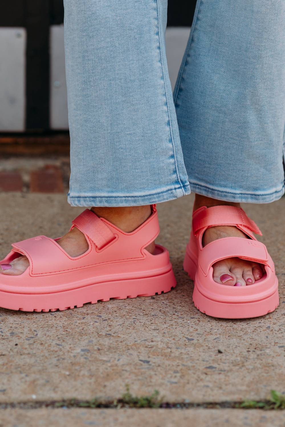 Ugg - महिलाओं के गोल्डनग्लो सैंडल