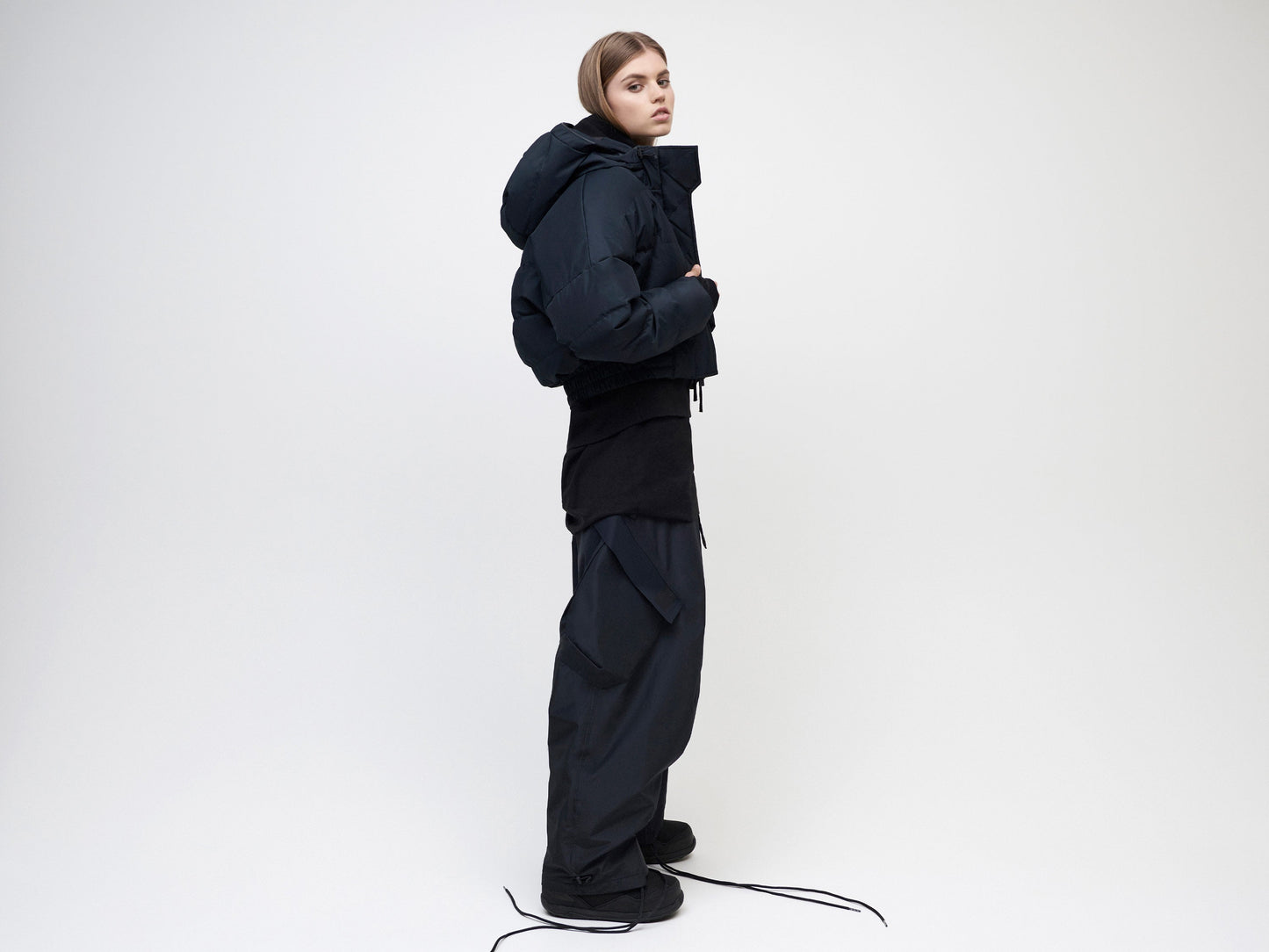 क्रॉप्ड डाउन जैकेट - काला